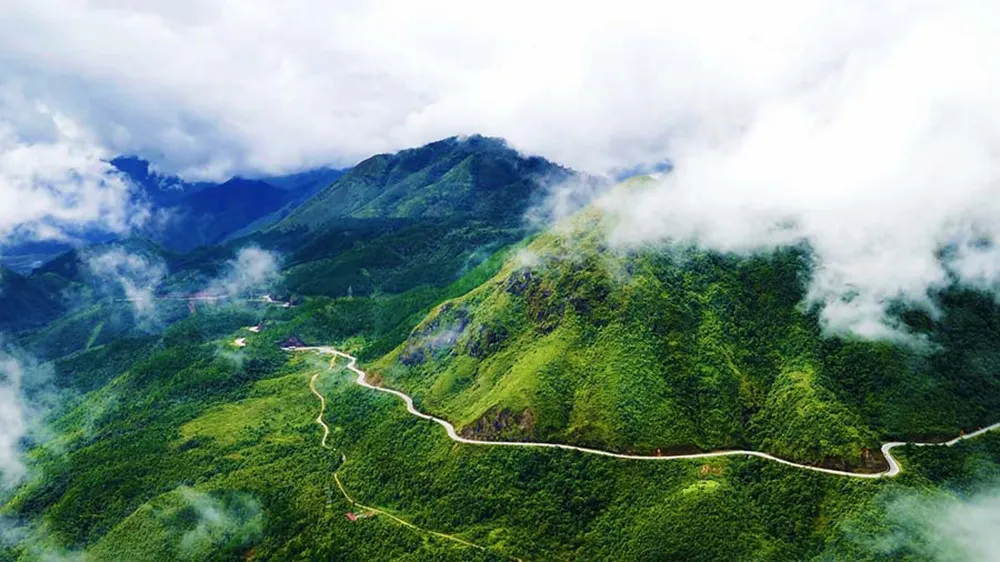 9x Đặng Thùy Linh cùng ngày nắng chói chang trên đèo Ô Quy Hồ