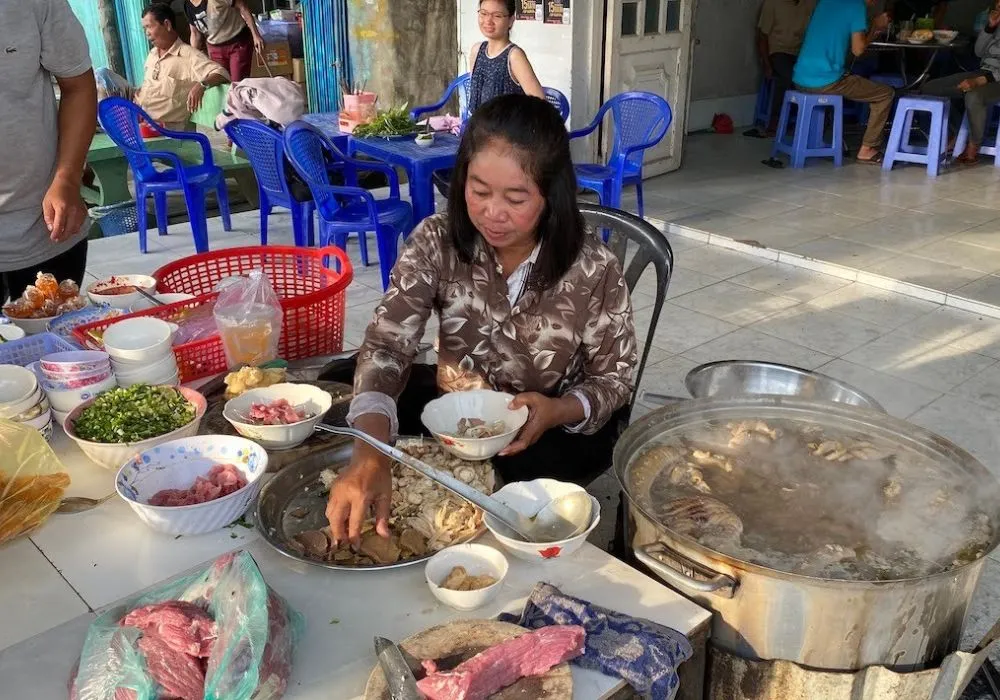 Ấm lòng với cháo bò Tri Tôn An Giang giữa ngày mưa giá lạnh