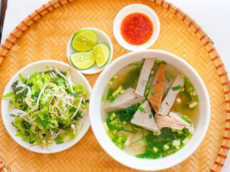 Ăn gì ở Nha Trang? Top 10 đặc sản bạn nhất định thử khi đến đây