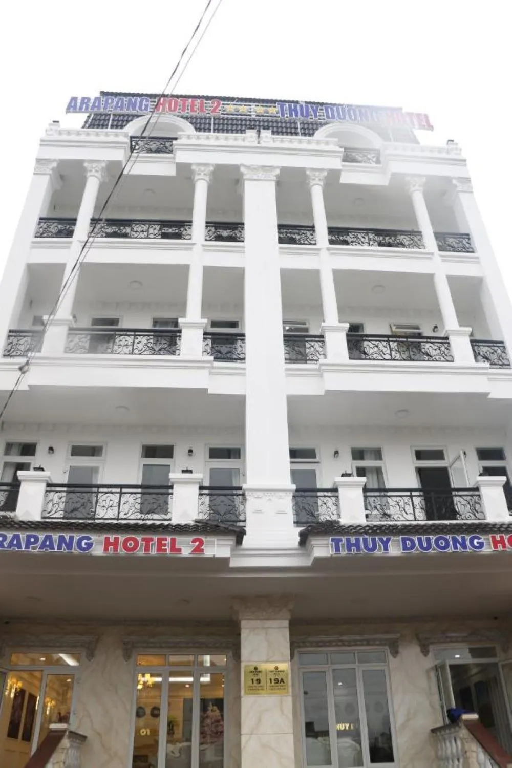 Arapang Hotel 2 với không gian thật sang trọng cùng tông màu trắng chủ đạo