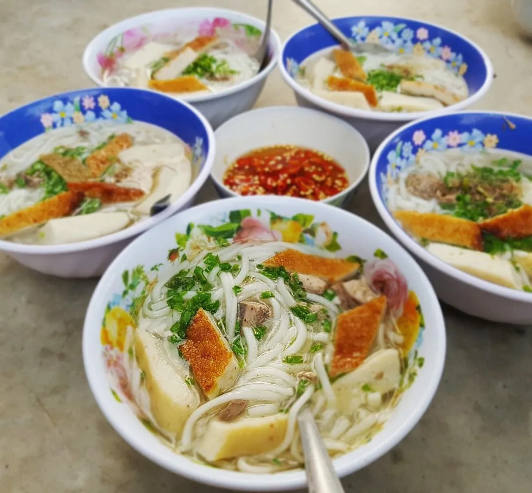 Bánh canh chả cá thu Hạnh – Quán ăn đặc sản Phú Quốc siêu hấp dẫn giá bình dân