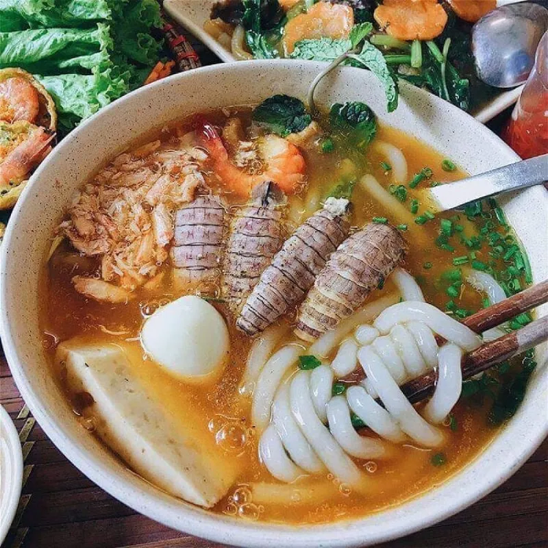 Bánh canh Long Hương – Say mê với vị nước lèo đậm đà, ngon hết sẩy