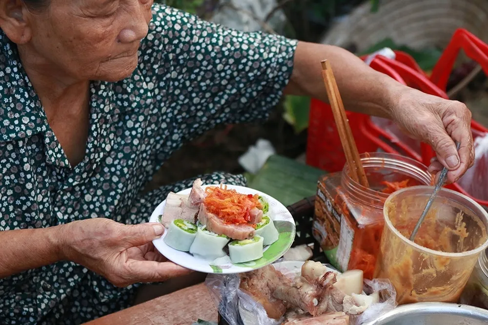 Bánh cuốn tôm chua – Mỹ vị của cung đình Huế trong món ăn dân dã, bình dị