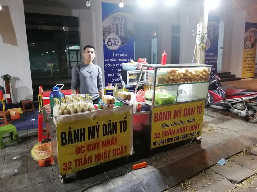 Bánh mì dân tổ Hà Nội: Xếp hàng cực khổ vẫn tấp nập người mua