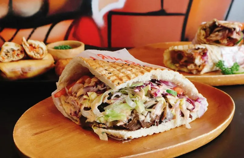 Bánh mì Doner Kebab truyền thống từ Thổ Nhĩ Kỳ