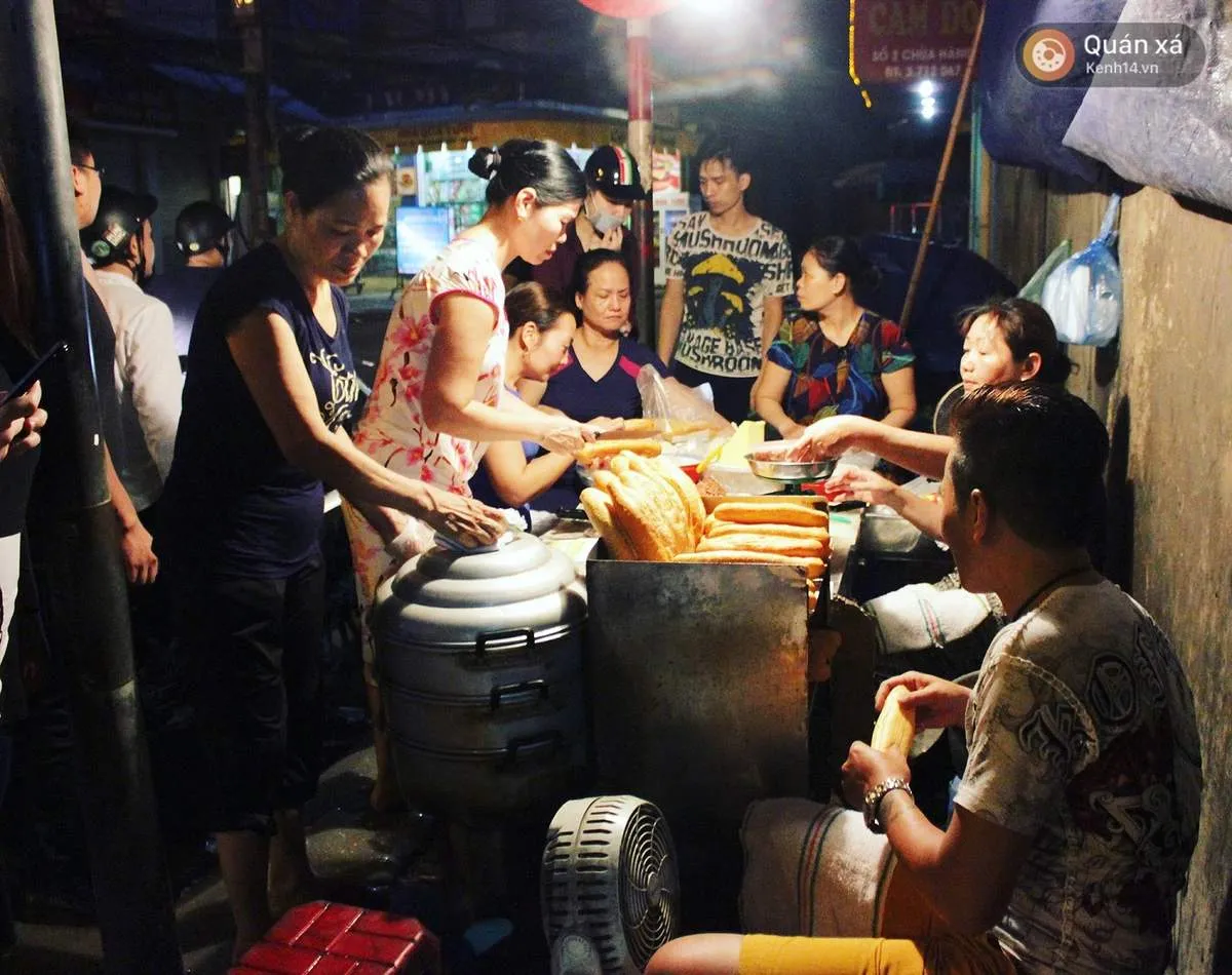 Bánh mì pate Cột Đèn, quán nhỏ không biển hiệu vẫn đông khách