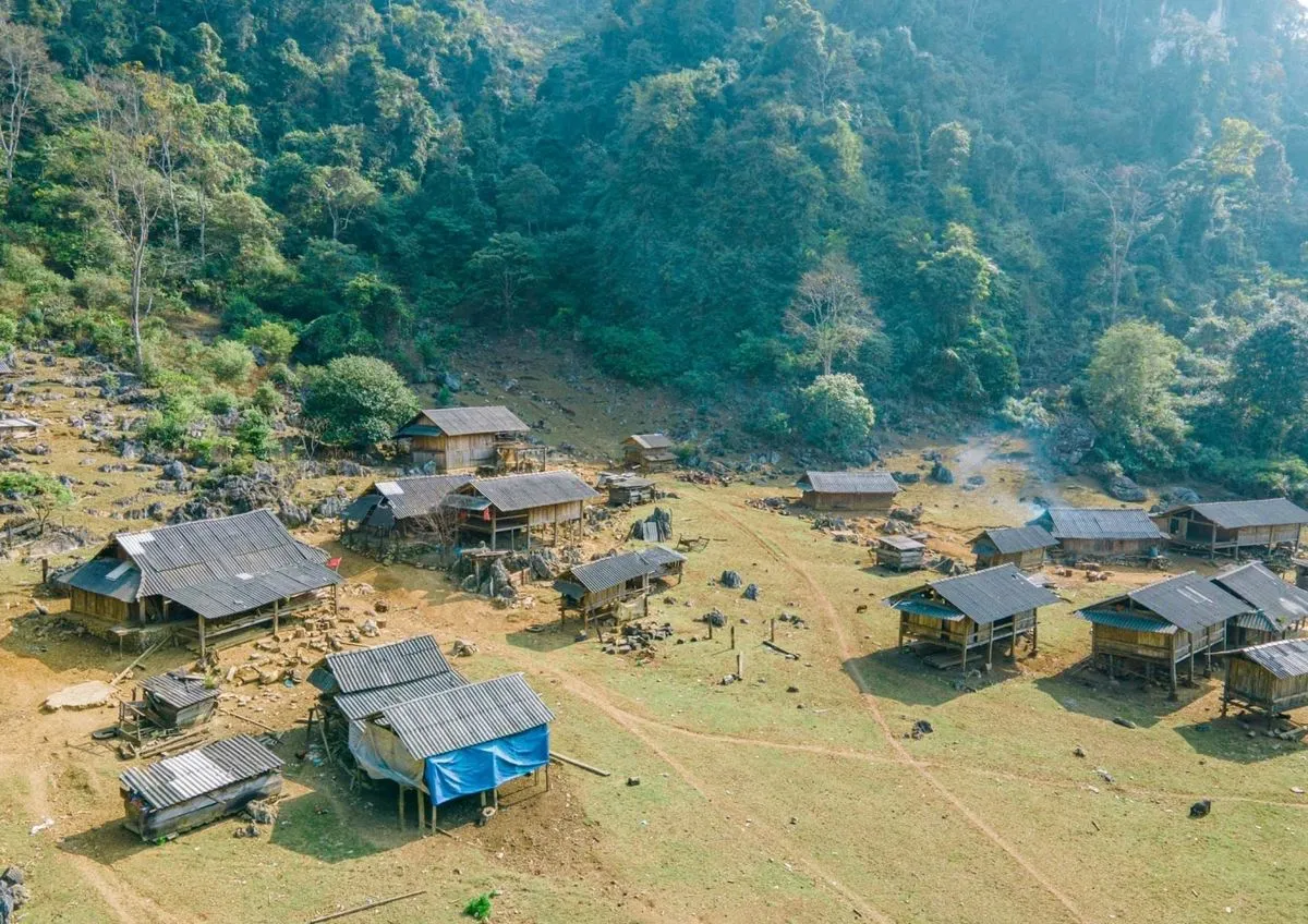 Bắt gặp ngôi làng Hang Táu Mộc Châu (làng Nguyên Thủy) bình yên, giản dị