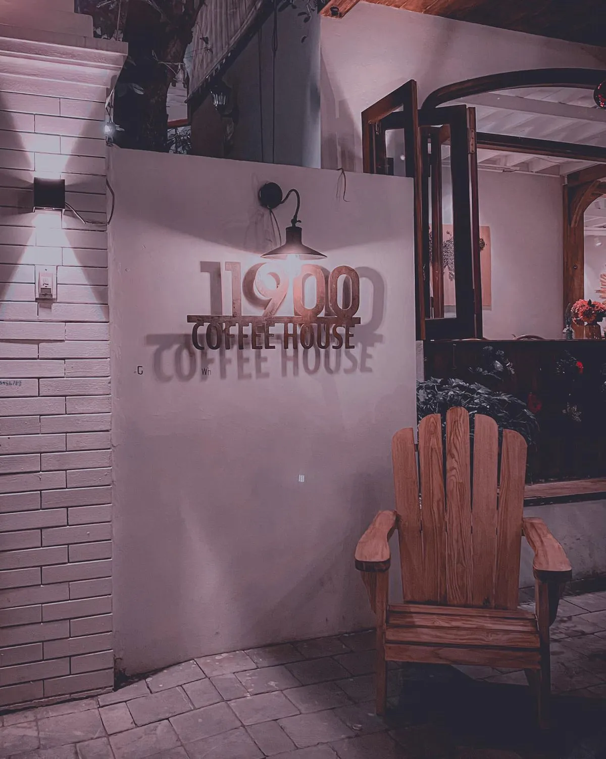 Bình dị 1900 Coffee House – Quán cà phê với đồ nội thất gỗ quen thuộc