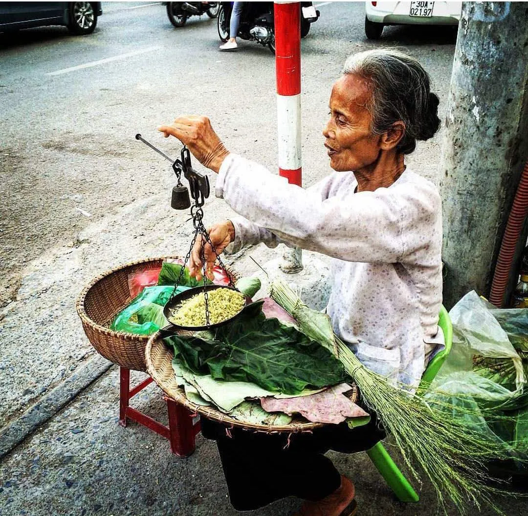 Bình dị cốm làng vòng – Gói gọn hương vị mùa thu Hà Nội