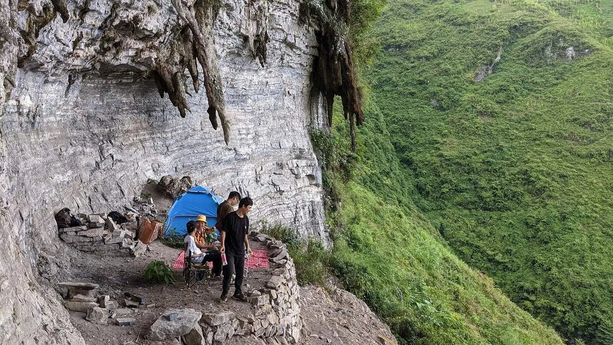 Bỏ túi kinh nghiệm cắm trại trên vách đá trắng Hà Giang vào ban đêm