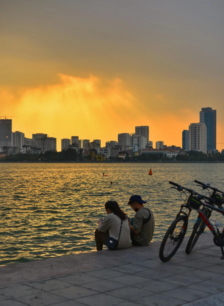 Bức tranh Hoàng hôn Hồ Tây mỗi buổi chiều tà đẹp mê mẩn lòng người