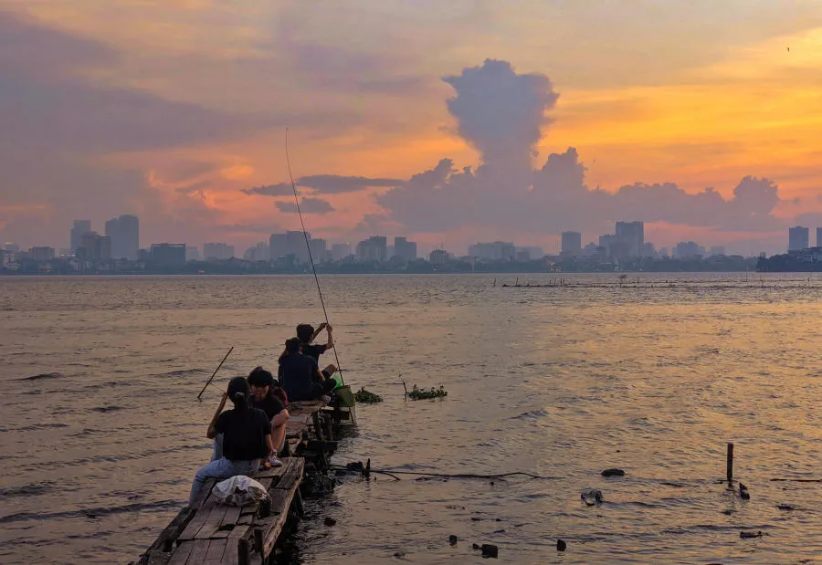 Bức tranh Hoàng hôn Hồ Tây mỗi buổi chiều tà đẹp mê mẩn lòng người