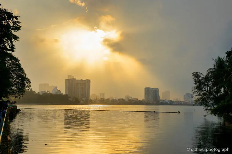 Bức tranh Hoàng hôn Hồ Tây tuyệt sắc những ngày cuối thu