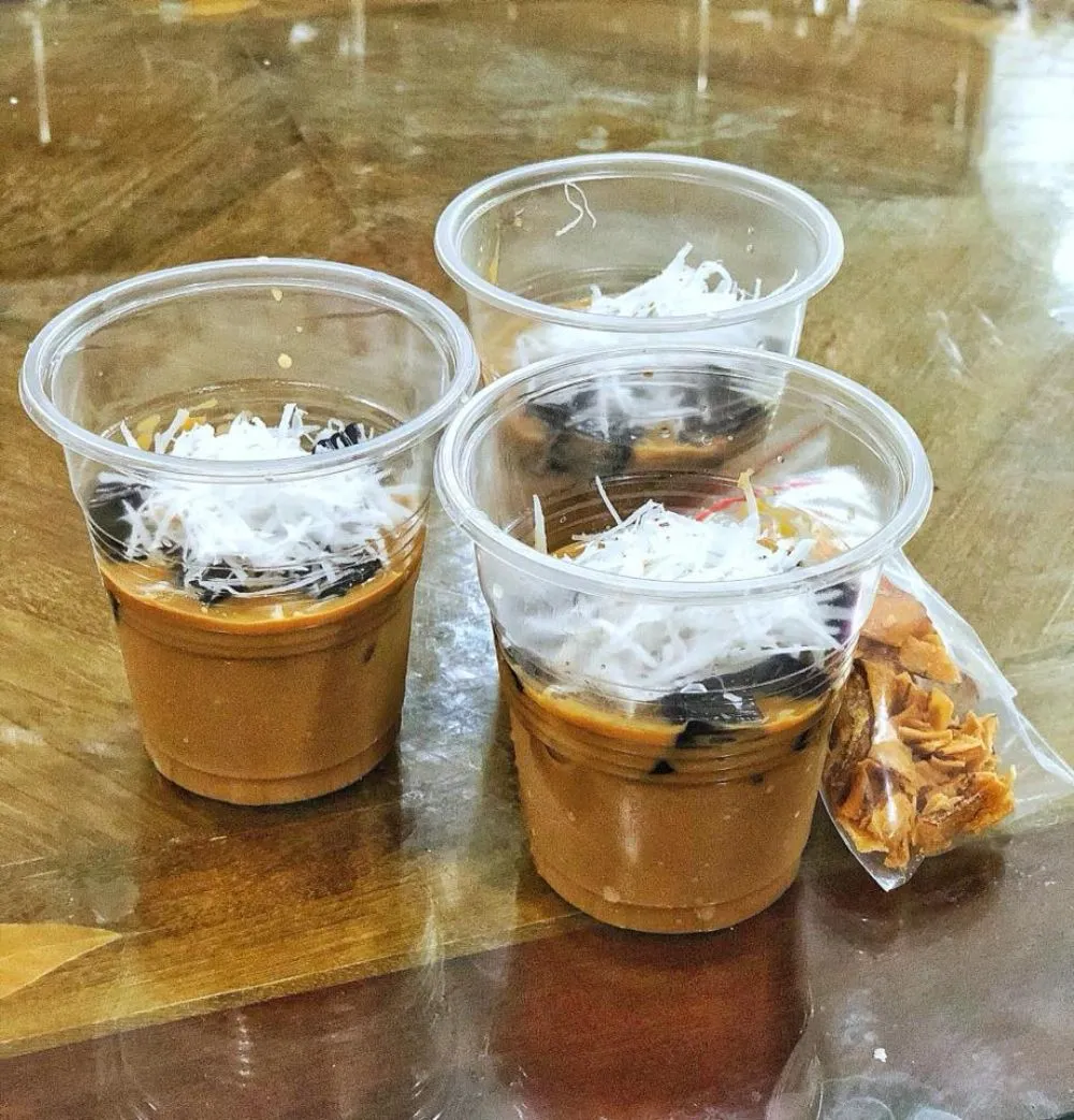 Cafe Cốt Dừa Cô Hạnh – Quán ngon được nhiều bạn trẻ yêu thích