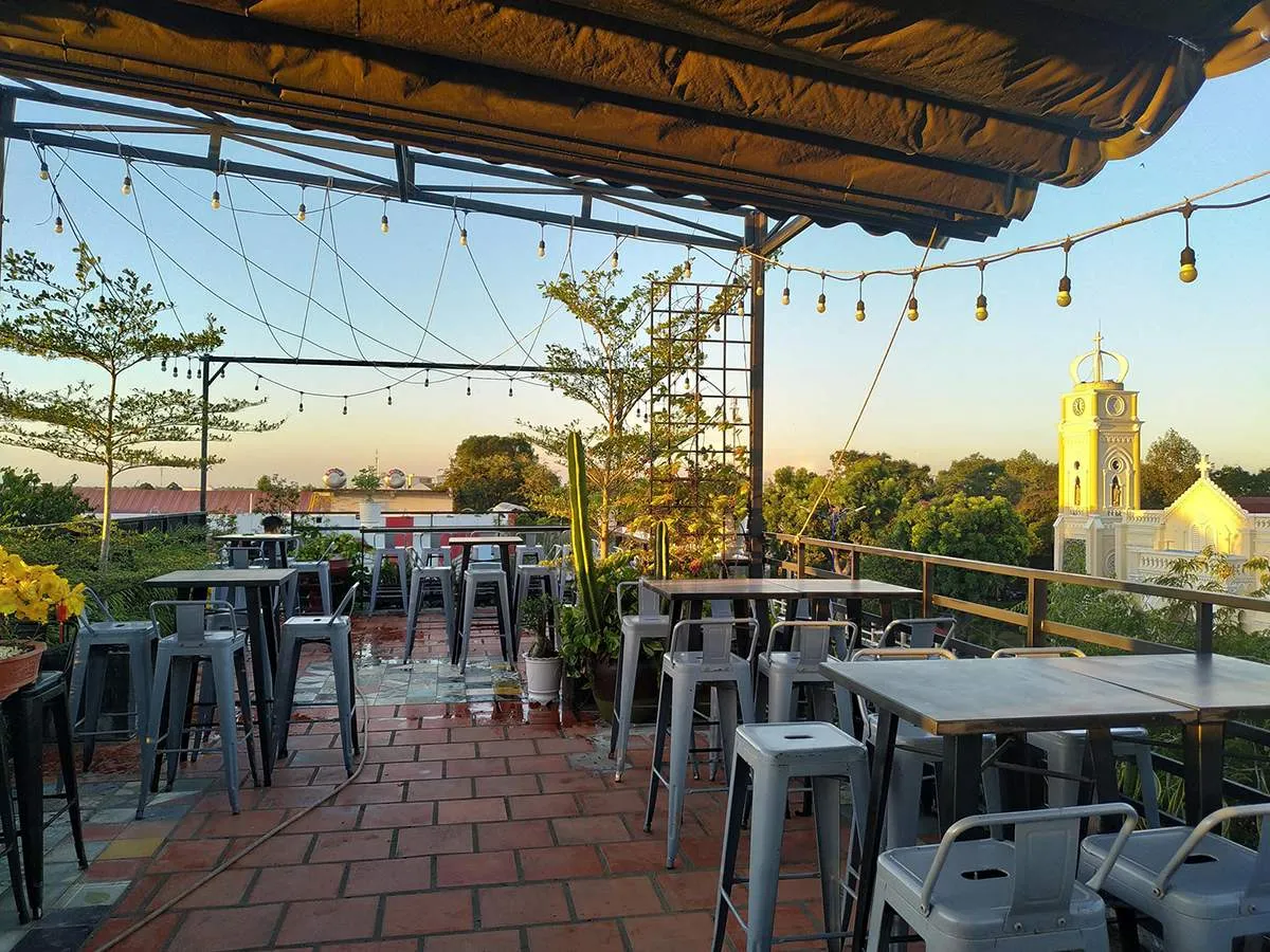 Cafe GrassLand Beverages & Cakes với không gian rooftop cực chill