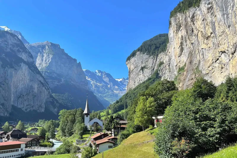 Check in làng Lauterbrunnen Thụy Sĩ thơ mộng, đẹp đắm say