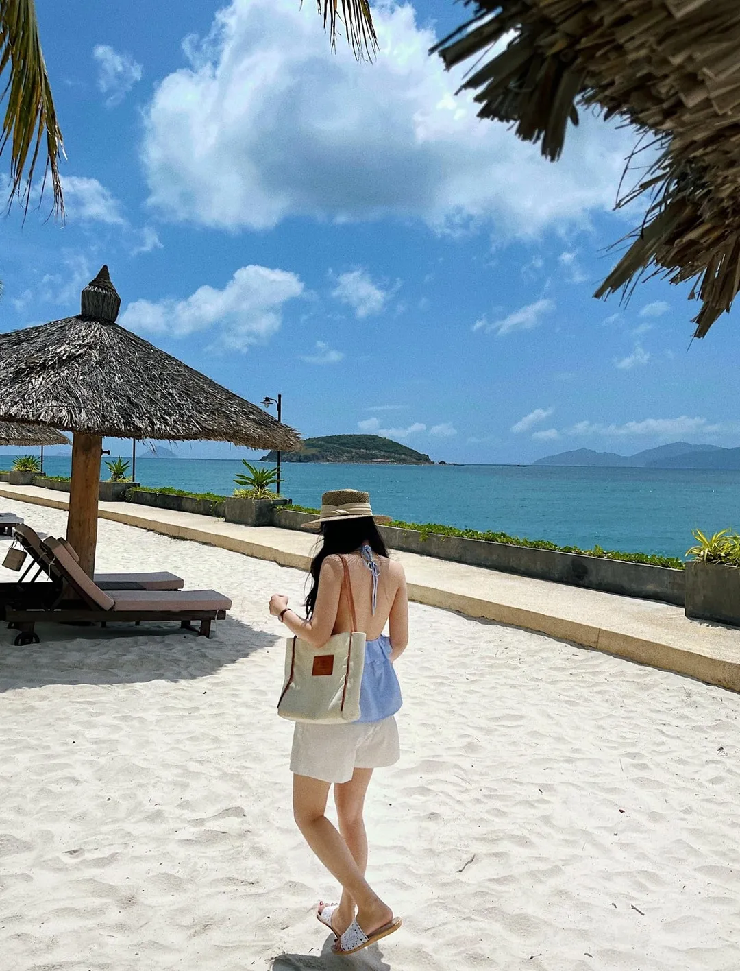 Check-in Nha Trang tựa thiên đường Maldives trong bộ ảnh tình bể bình của cặp đôi 9X