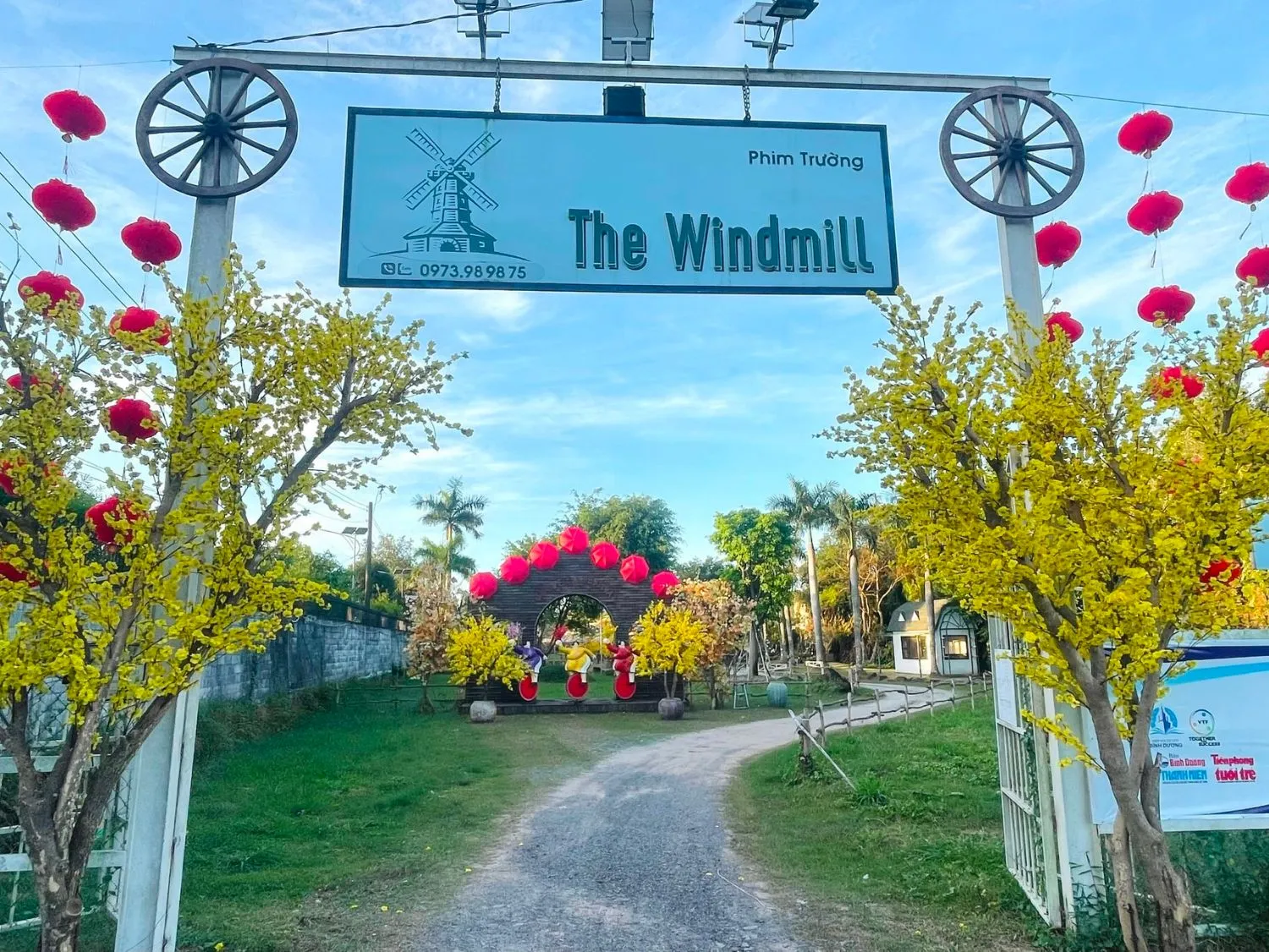 Check in Phim trường Windmill, thiên đường chụp ảnh nổi tiếng nhất miền Nam