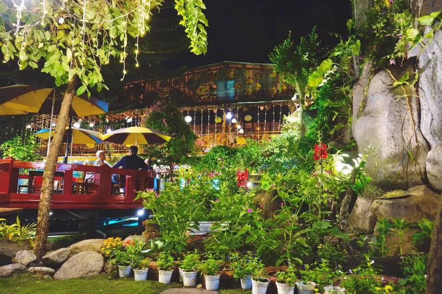 Check in Robusta Koi Garden, quán cafe có hồ cá Koi đẹp mê ly