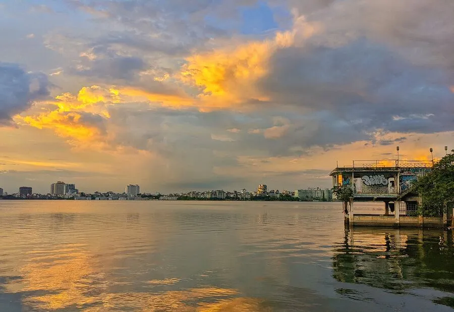 Chiêm ngưỡng hoàng hôn Hồ Tây, vẻ lãng đãng như khúc tình ca da diết