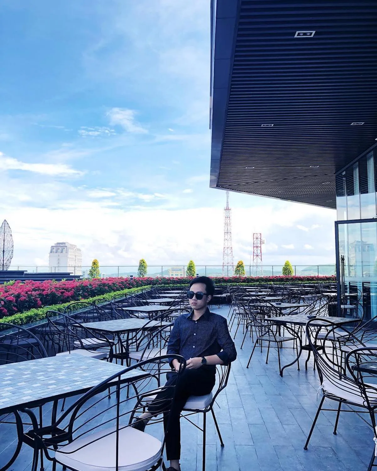 Chill cảnh đêm hoa lệ tại Sky Bar Huế