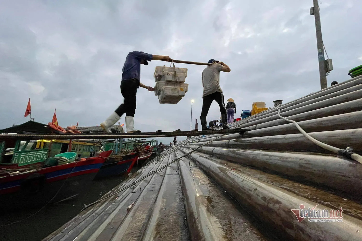 Chợ hải sản Hòn Gai – Chợ đầu mối nổi tiếng thành phố Hạ Long