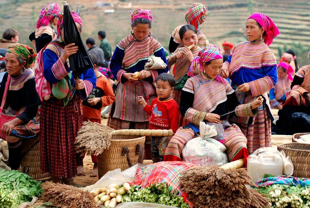 Chợ Lào Lóng Sập – Điểm giao lưu văn hóa hai nước Việt Lào