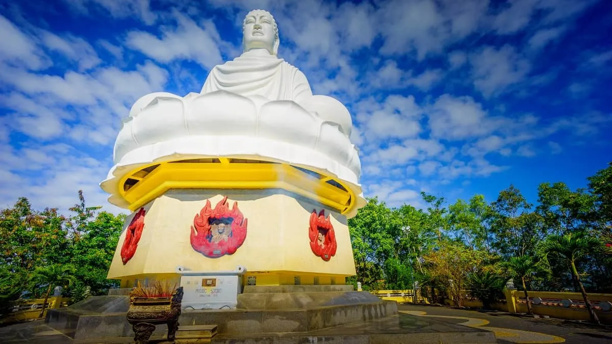 Chùa Long Sơn Nha Trang – Choáng ngợp với vẻ đẹp của bức tượng Phật trắng lớn nhất tại Việt Nam