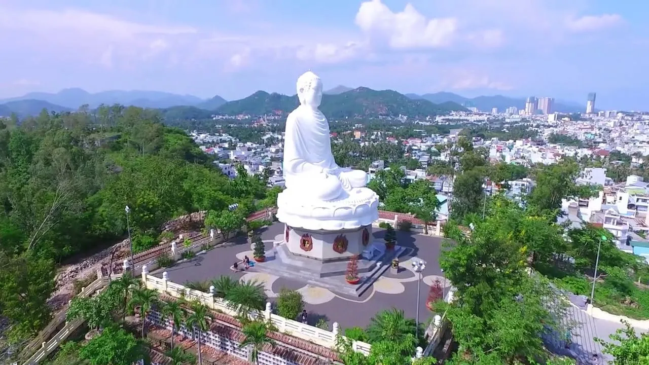 Chùa Long Sơn Nha Trang – Choáng ngợp với vẻ đẹp của bức tượng Phật trắng lớn nhất tại Việt Nam