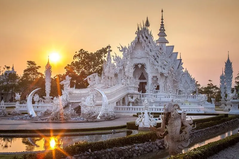 Chùa trắng Wat Rong Khun với dáng dấp đặc biệt giữa đất Thái