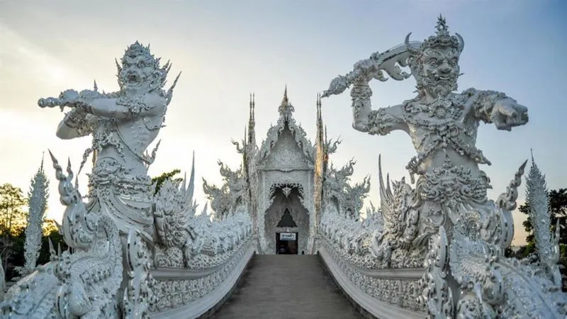 Chùa trắng Wat Rong Khun với dáng dấp đặc biệt giữa đất Thái