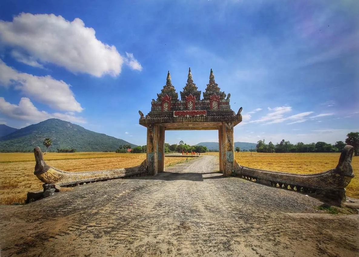 Chùa Tual Prasat (Cổng trời Khmer Koh Kas), cánh cổng nhuốm màu thời gian