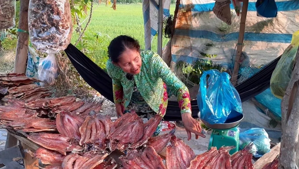 Còn gì bằng nhâm nhi món ngon đặc sản Khô cá lóc Cần Thơ