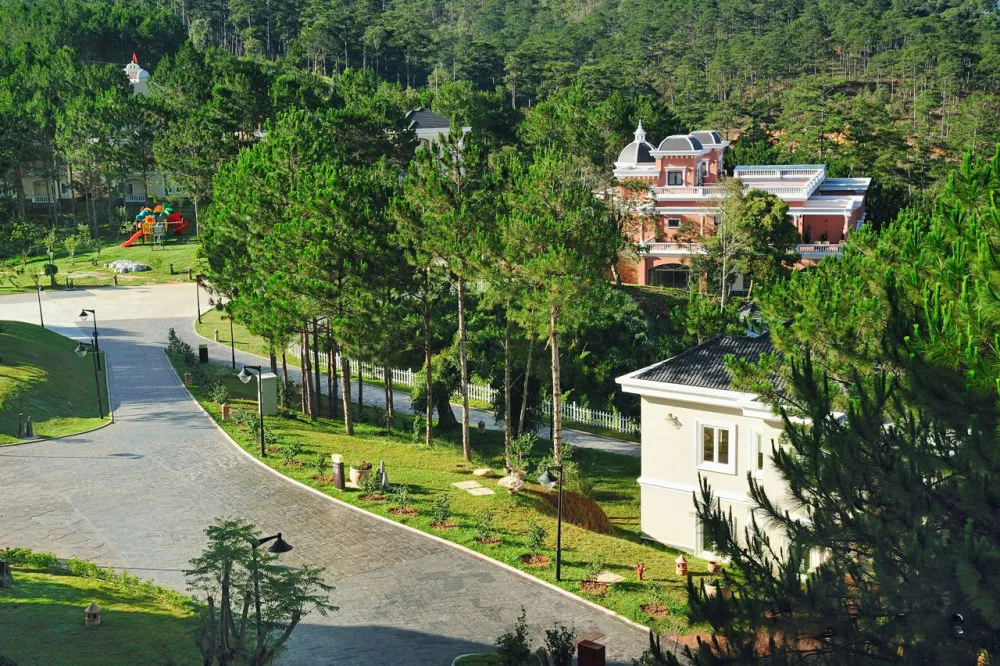 Dalat Edensee Lake Resort Spa nằm trọn trong khu vườn xanh mát