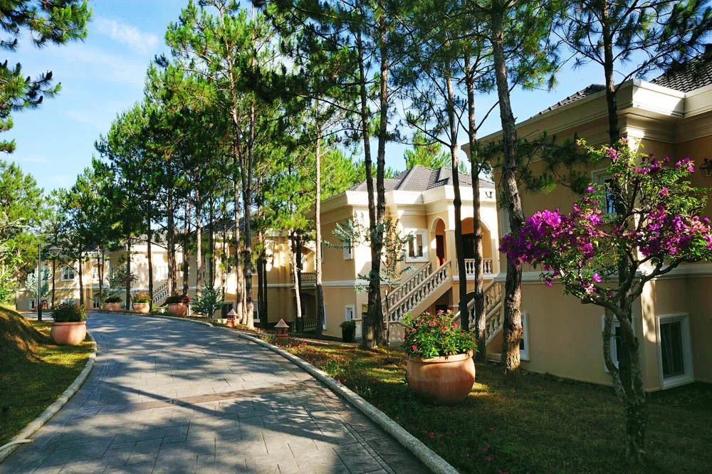 Dalat Edensee Lake Resort Spa nằm trọn trong khu vườn xanh mát