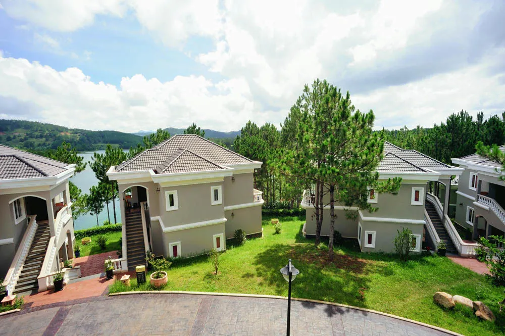 Dalat Edensee Lake Resort Spa nằm trọn trong khu vườn xanh mát