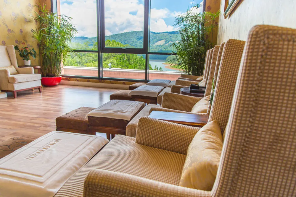 Dalat Edensee Lake Resort Spa nằm trọn trong khu vườn xanh mát