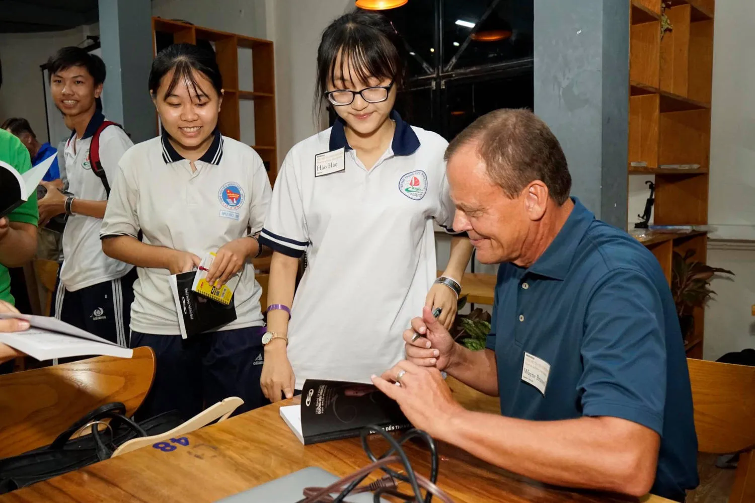 Đắm chìm trong Đại Việt Bookstore and Coffee thanh bình giữa lòng thành phố