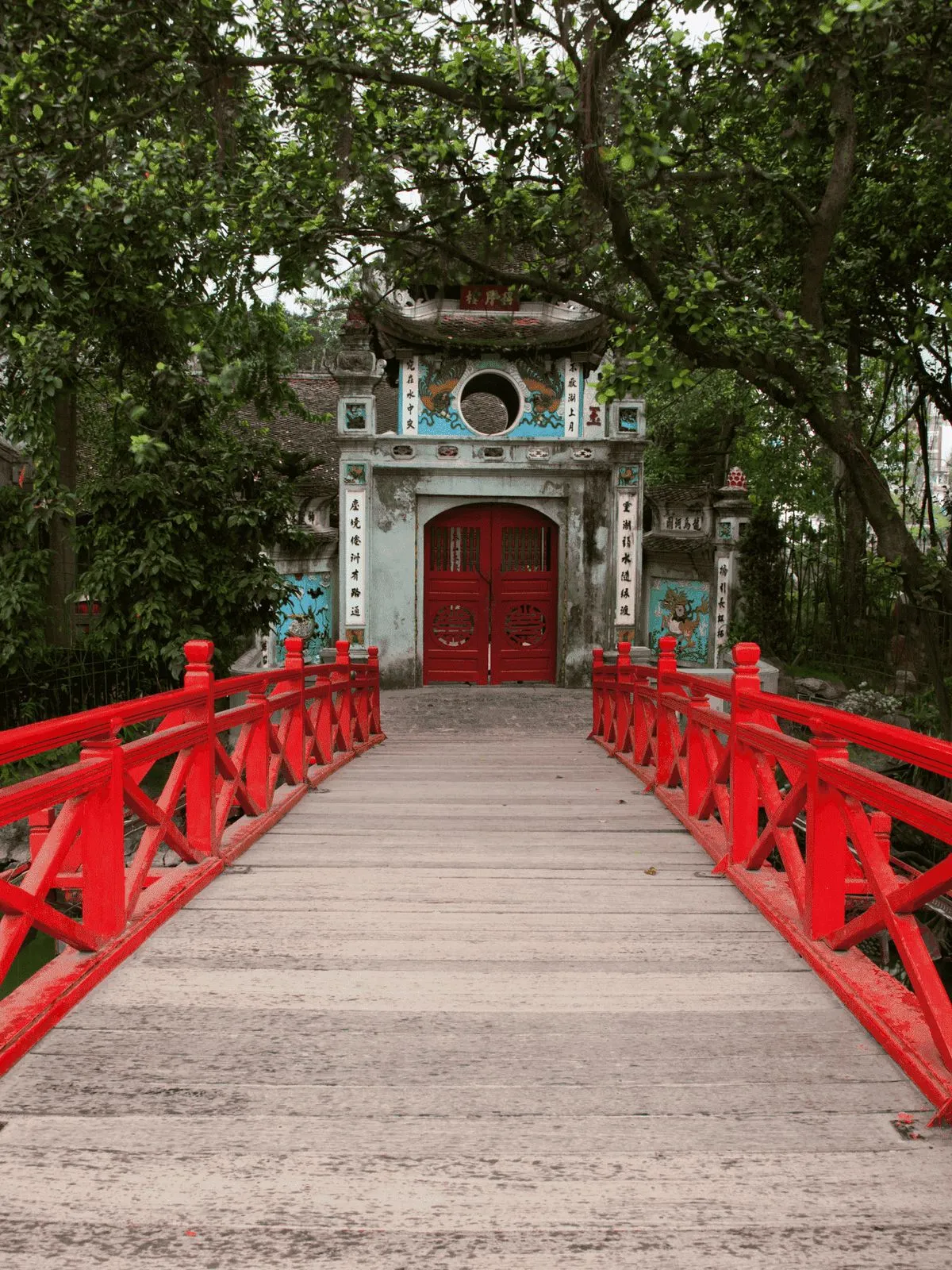 Dạo bước quanh Hồ Hoàn Kiếm – Khám phá viên ngọc sáng của thủ đô