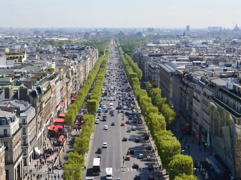 Dạo bước trên đại lộ Champs-Élysées lừng danh của Paris