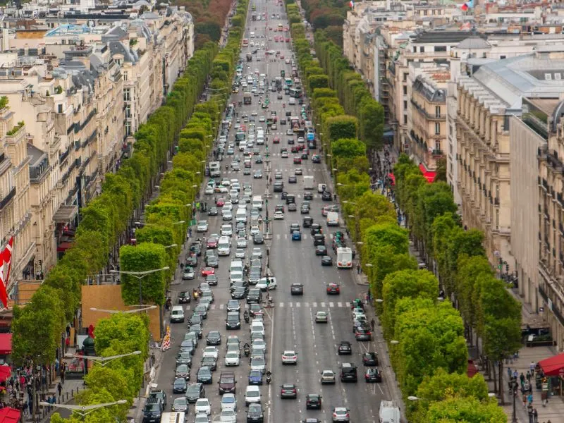 Dạo bước trên đại lộ Champs-Élysées lừng danh của Paris