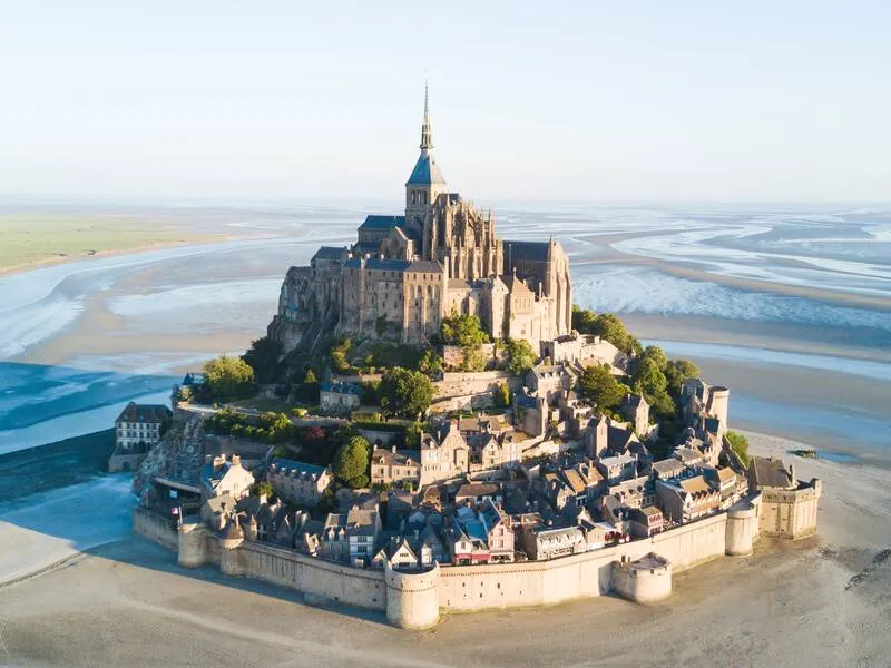 Đảo Mont Saint Michel huyền diệu giữa biển khơi nước Pháp