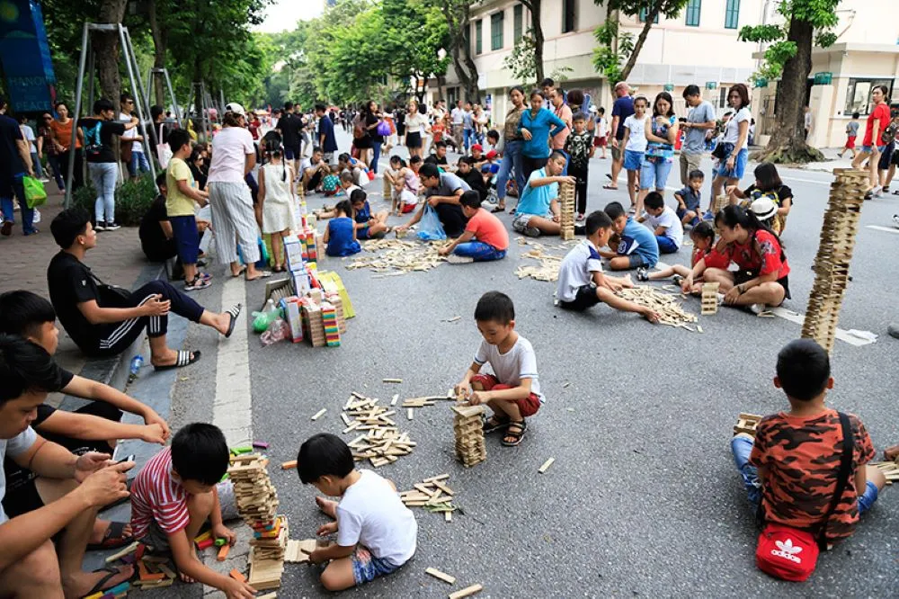 Dạo quanh phố đi bộ Hà Nội tận hưởng không gian thoáng đãng