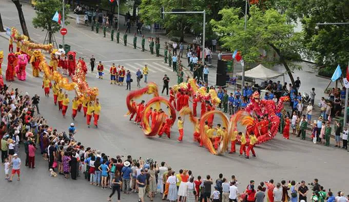 Dạo quanh phố đi bộ Hà Nội tận hưởng không gian thoáng đãng