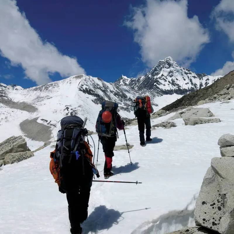 Dãy Himalaya như bức tường thành uy nghi trên cao nguyên Tây Tạng