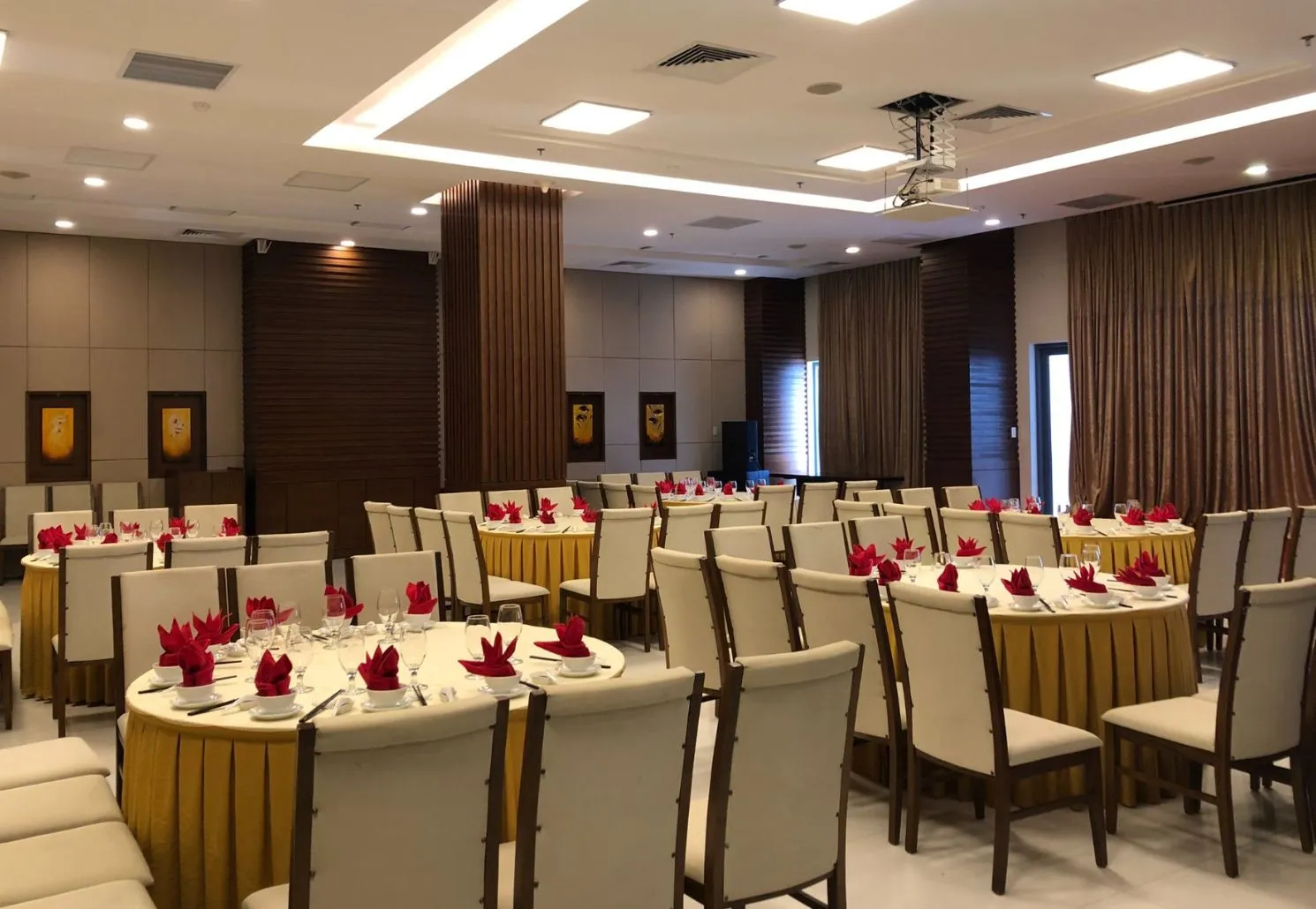 Đến Grand Sea Hotel tận hưởng không gian hiện đại bên bờ đại dương