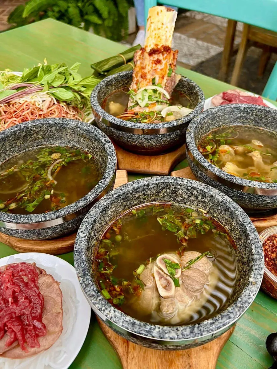 Đến Hoa Dó Restaurant and Coffee thưởng thức bún bò thố đá hấp dẫn