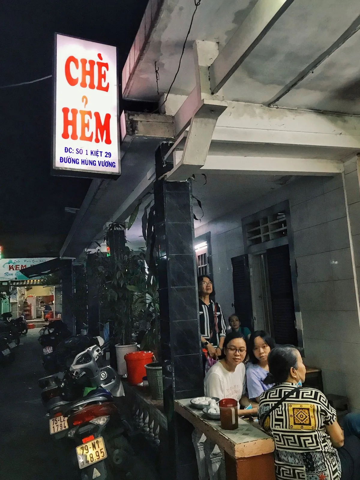 Đến Huế thì nhớ tạt ngang quán chè Linh Lan lâu đời nhất ở đất Thần Kinh