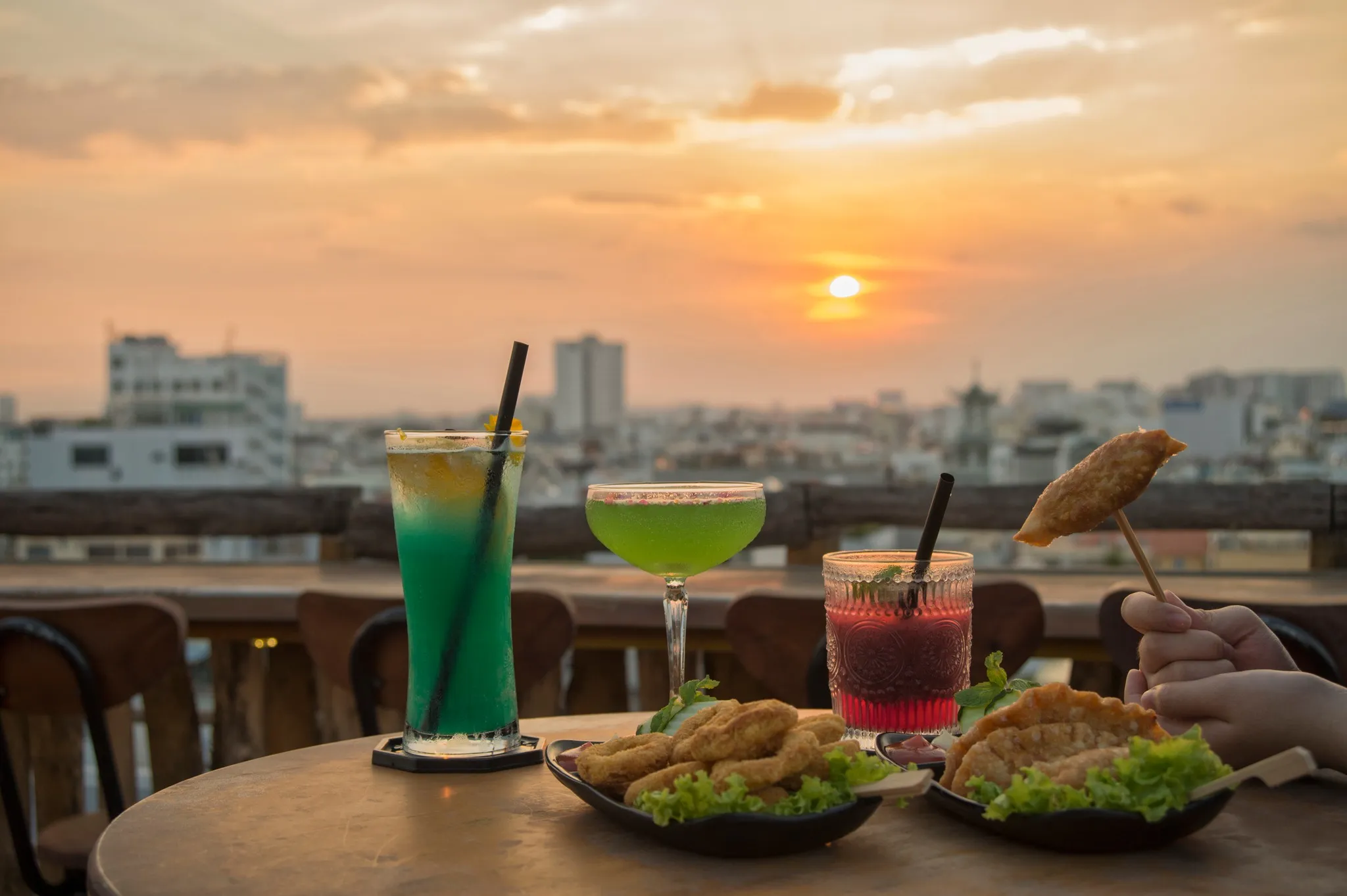 Đến Lang Thang Rooftop, thả mình vào hoàng hôn chất chill giữa lòng Sài Gòn