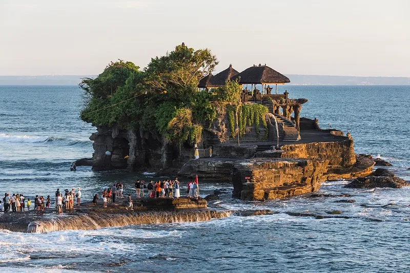 Đền Tanah Lot bên vách đá linh thiêng nhìn ra biển lớn tại Bali